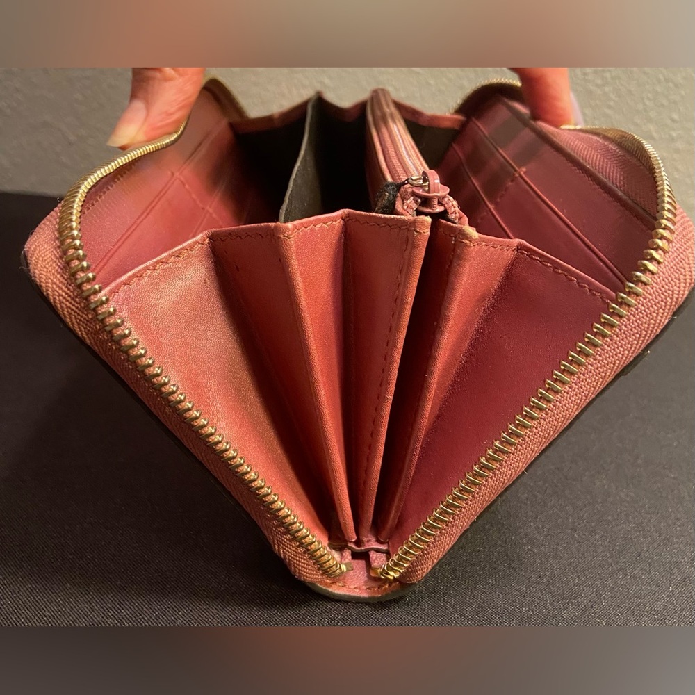 π₯SALE GUCCI ~ Micro GG ~ Patent Leather ~ Raspberry ~ Zip Around π - Picture 12 of 16